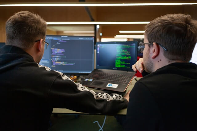 When Should a Business Outsource IT? 2 IT outsourcing benefits Canada